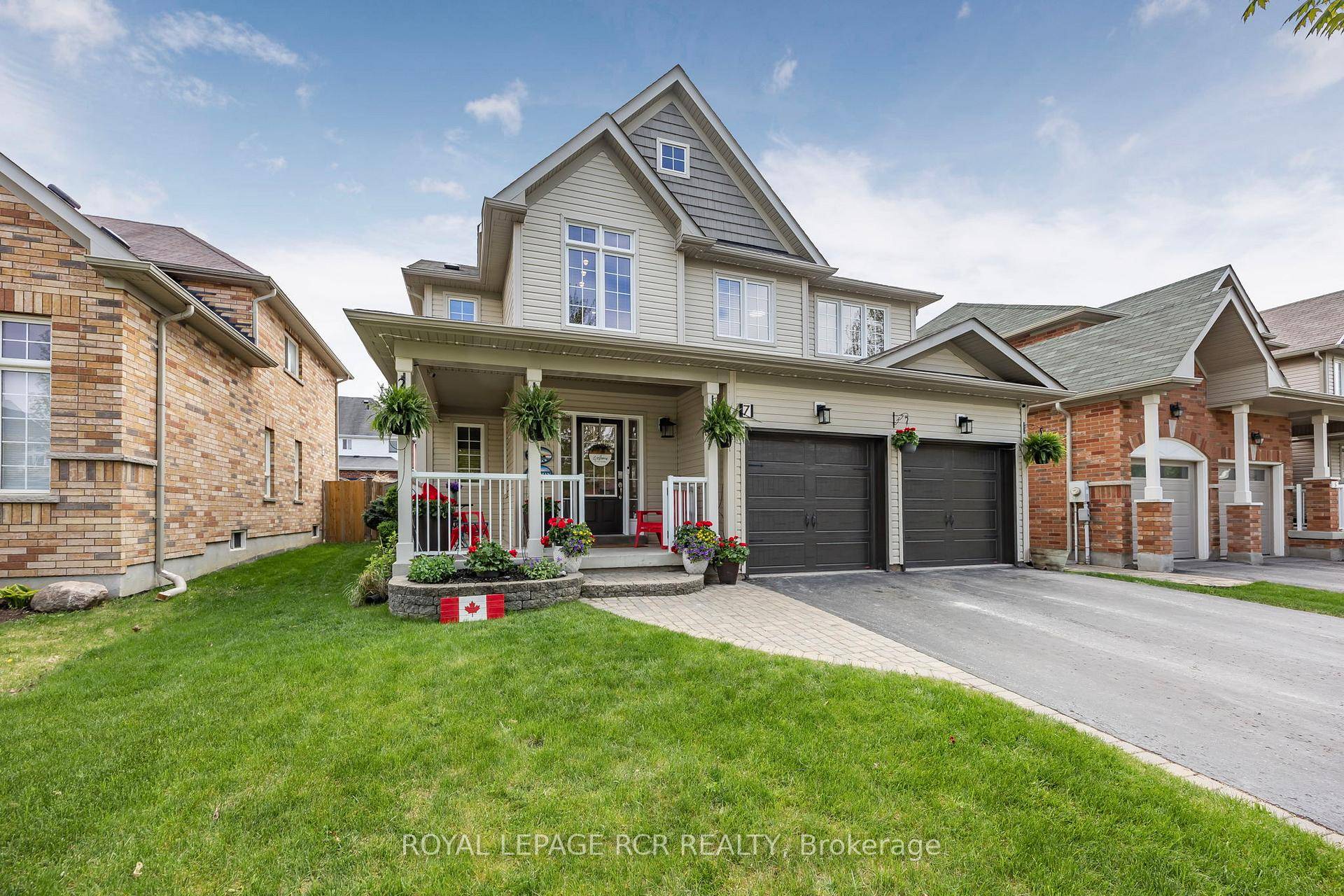Fall in love with this exceptional 4 bdrm, 3 bthrm home in South Keswick mins to the 404, where indoor elegance meets outdoor entertainment.