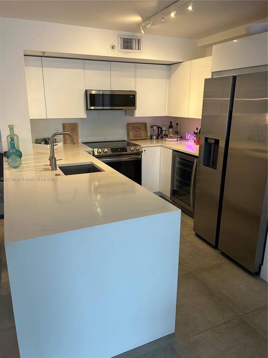 Totally renovated to the highest quality in 2022 23 ; fully Permitted by Miami Beach Building Department ; new kitchen with Samsung s s appliances and white quartz surfaces ; ...