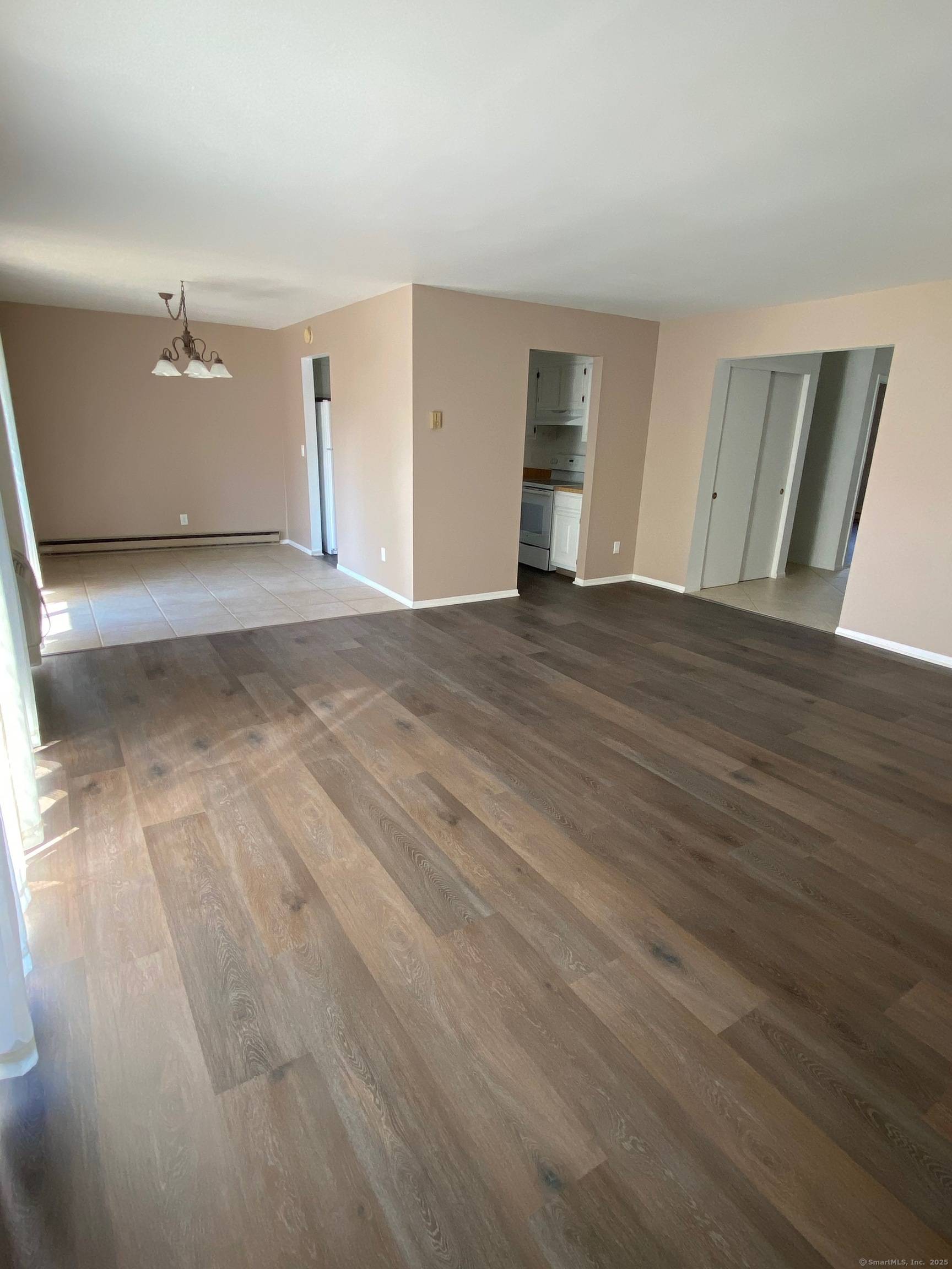 Lovely 2 bedroom, 1 bathroom condominium Move in ready !