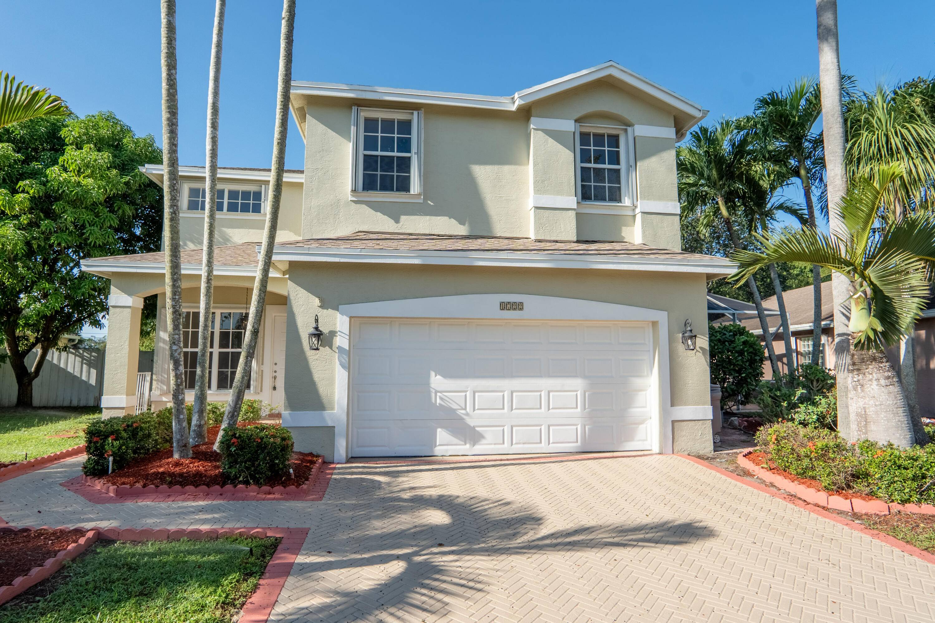 Come see this wonderful 2 story 3 bedroom 2.