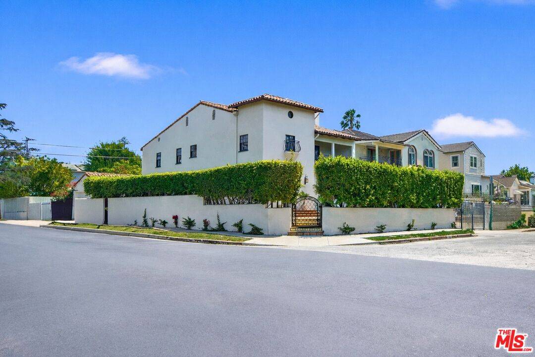 588  N Gower St 5BR Mid Wilshire La