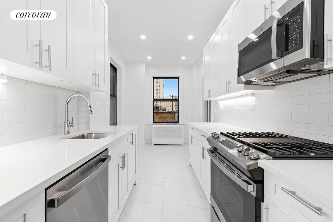 Exceptional High Floor Corner Residence with Open Views Sponsor Unit No Board Approval Welcome to The Clayton, where prewar elegance meets contemporary luxury.