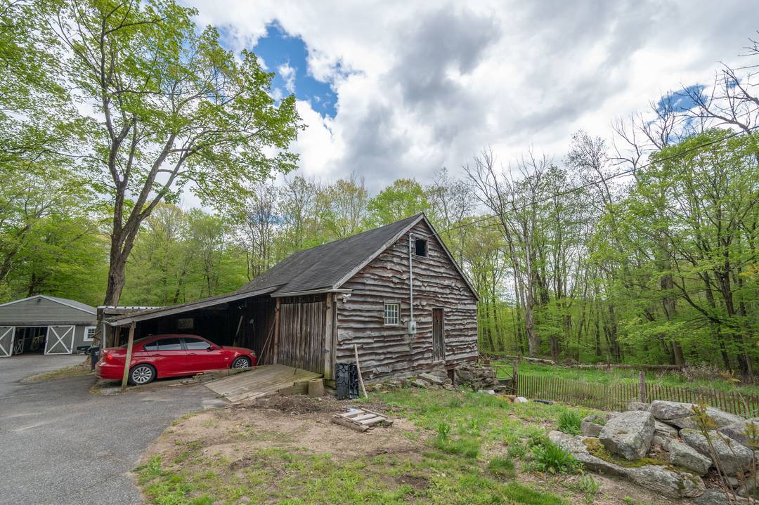 HOME LAND BARN. A TRUE NEW ENGLAND CLASSIC PROPERTY IN A POST CARD SETTING !