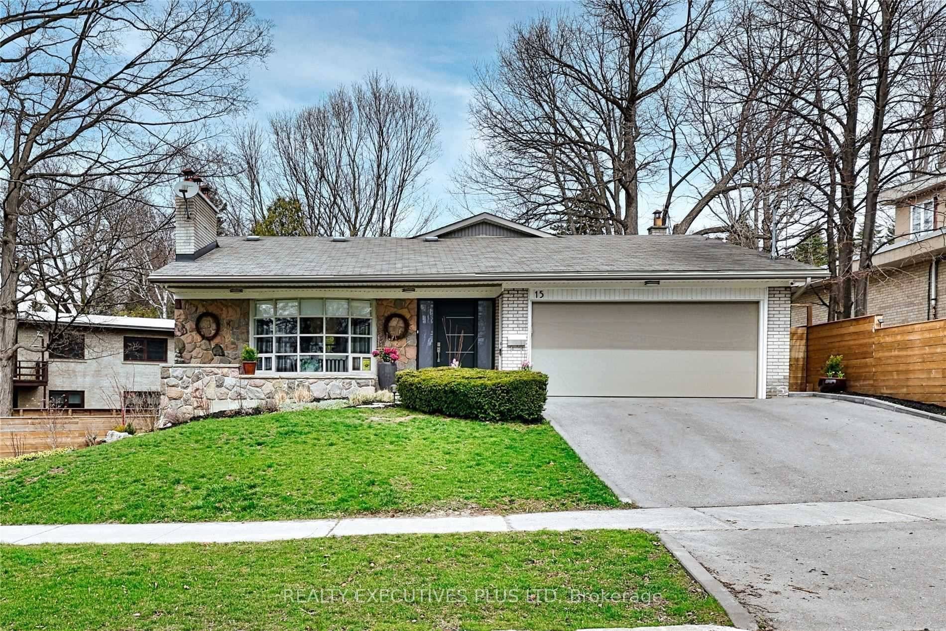 Beautiful Bright, Clean, RARE amp ; UNIQUE, Fully Above Grade Large 1 Bedroom 2 Bath Unit, Walk Out Basement, Living Rm, Eat In Kitchen, In A Prime Multi Million Dollar ...