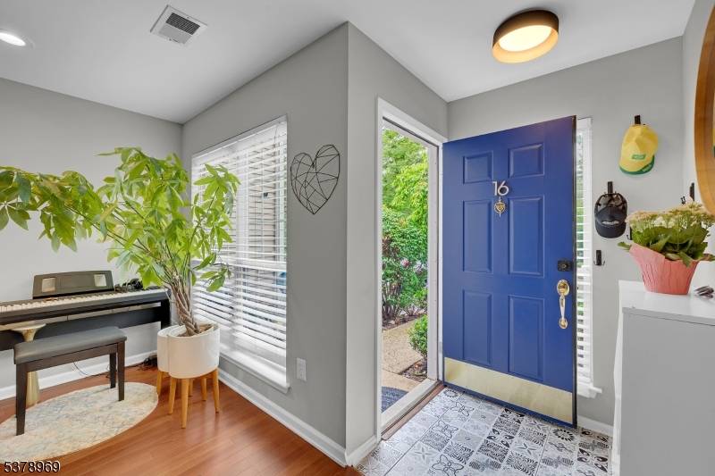 Stunning, move in ready Cul de Sac townhome renovated in 2024 in the sought after Hamilton Crest !