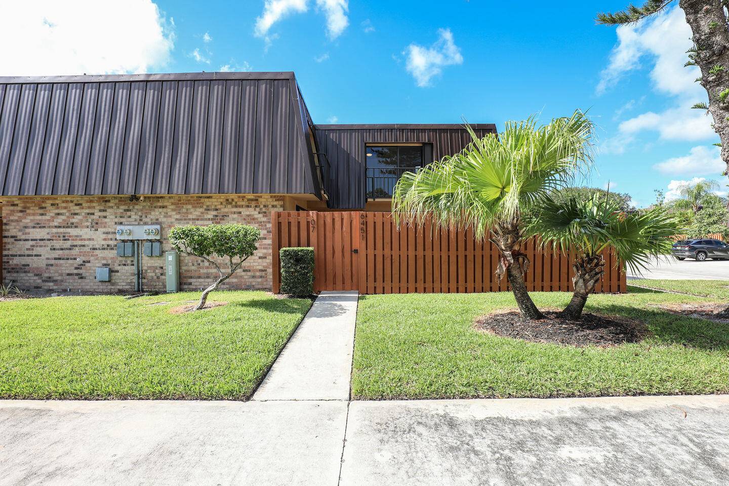 Charming fully renovated 2 2.
