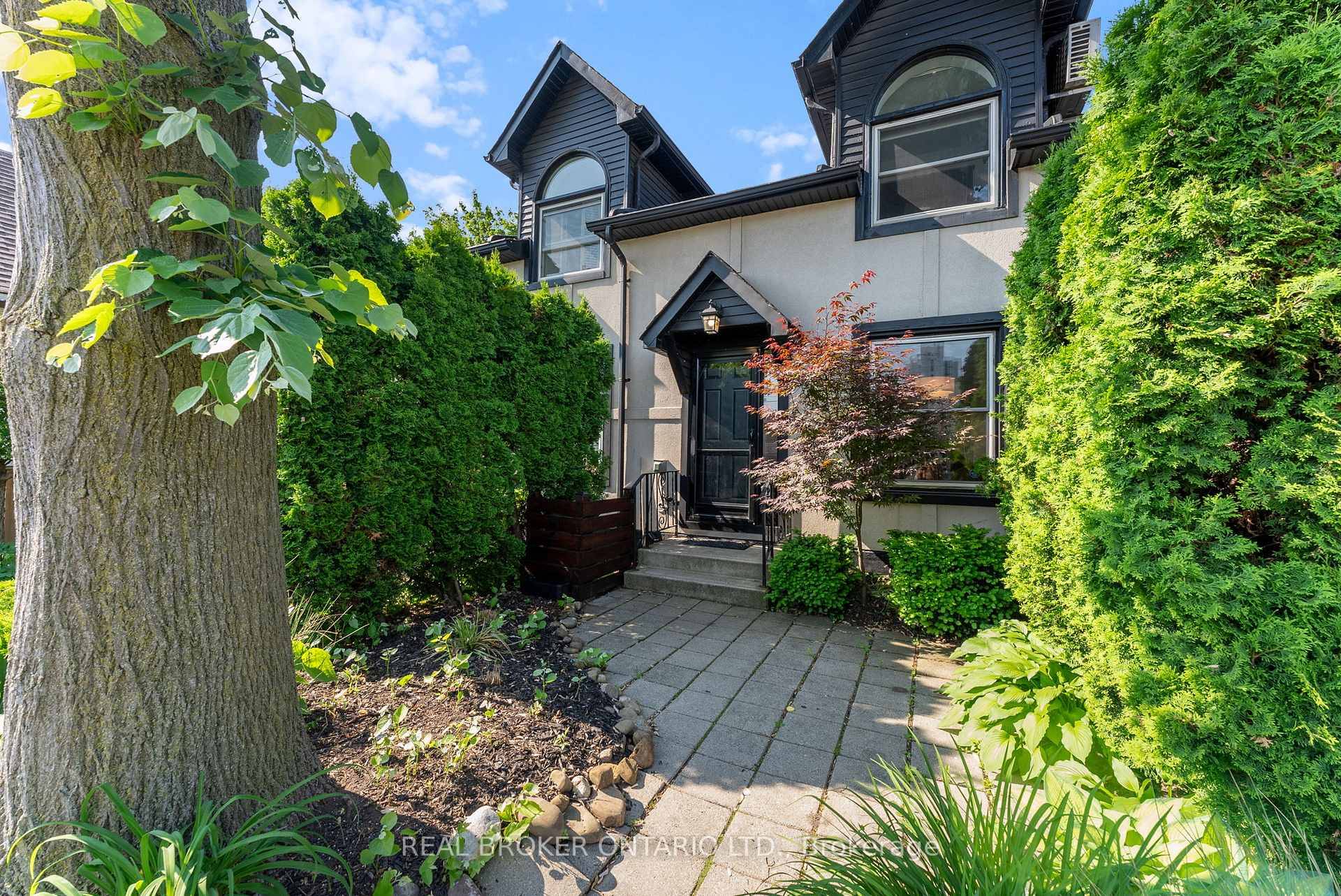 Tucked between the vibrant energy of James Street North and the breezy shores of Bayfront Park, this townhome delivers wow factor living without the waitlist.