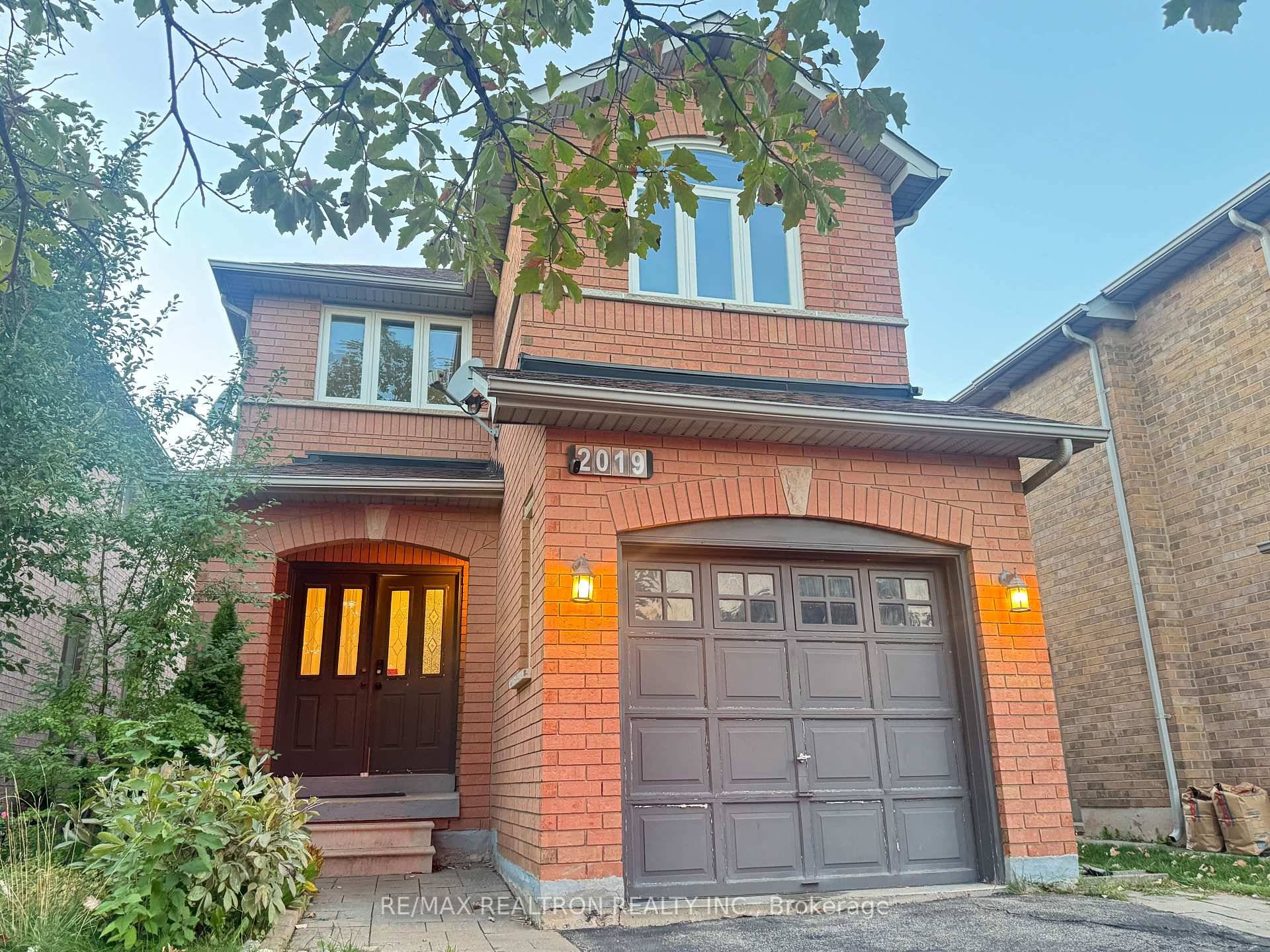 Beautifully Maintained, 3 Bedroom Home Nestled On A Peaceful, Family Oriented Street In Oakvilles Sought After Westmount Community.