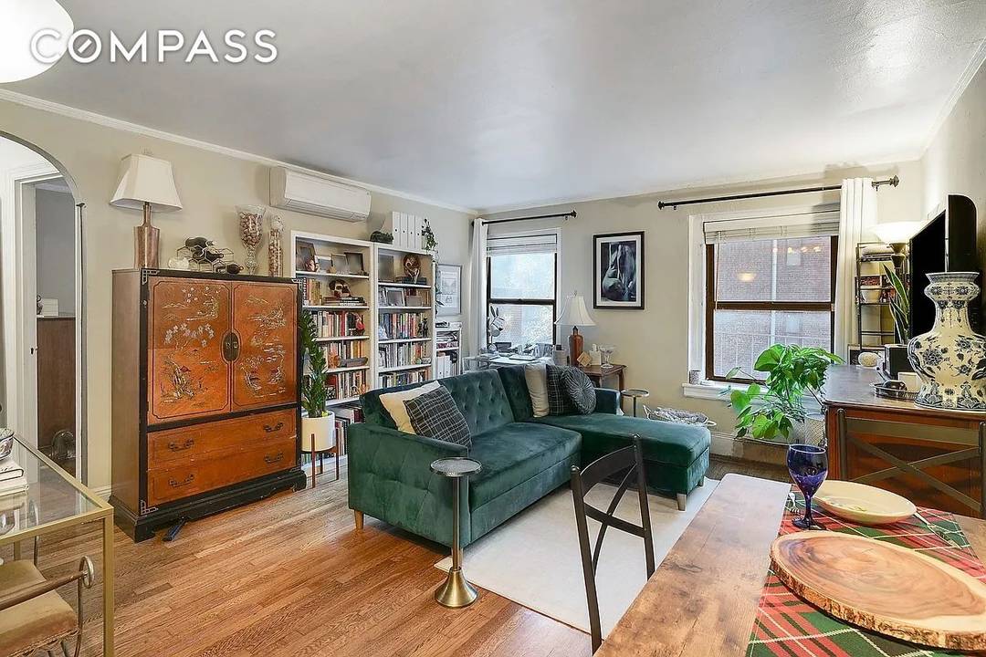 240 East 24th Street, Unit 4G is an oversized, south facing prewar one bedroom located in a charming 36 unit building in the heart of Kips Bay.