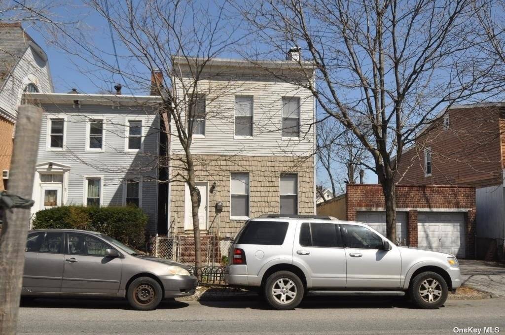 Fully detached one family house, well maintained, Close to all.
