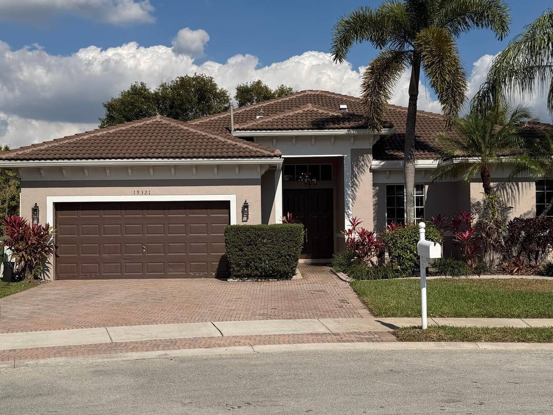 RemarksRemarks Come see and fall in love with this spectacular home in Laguna Isles !