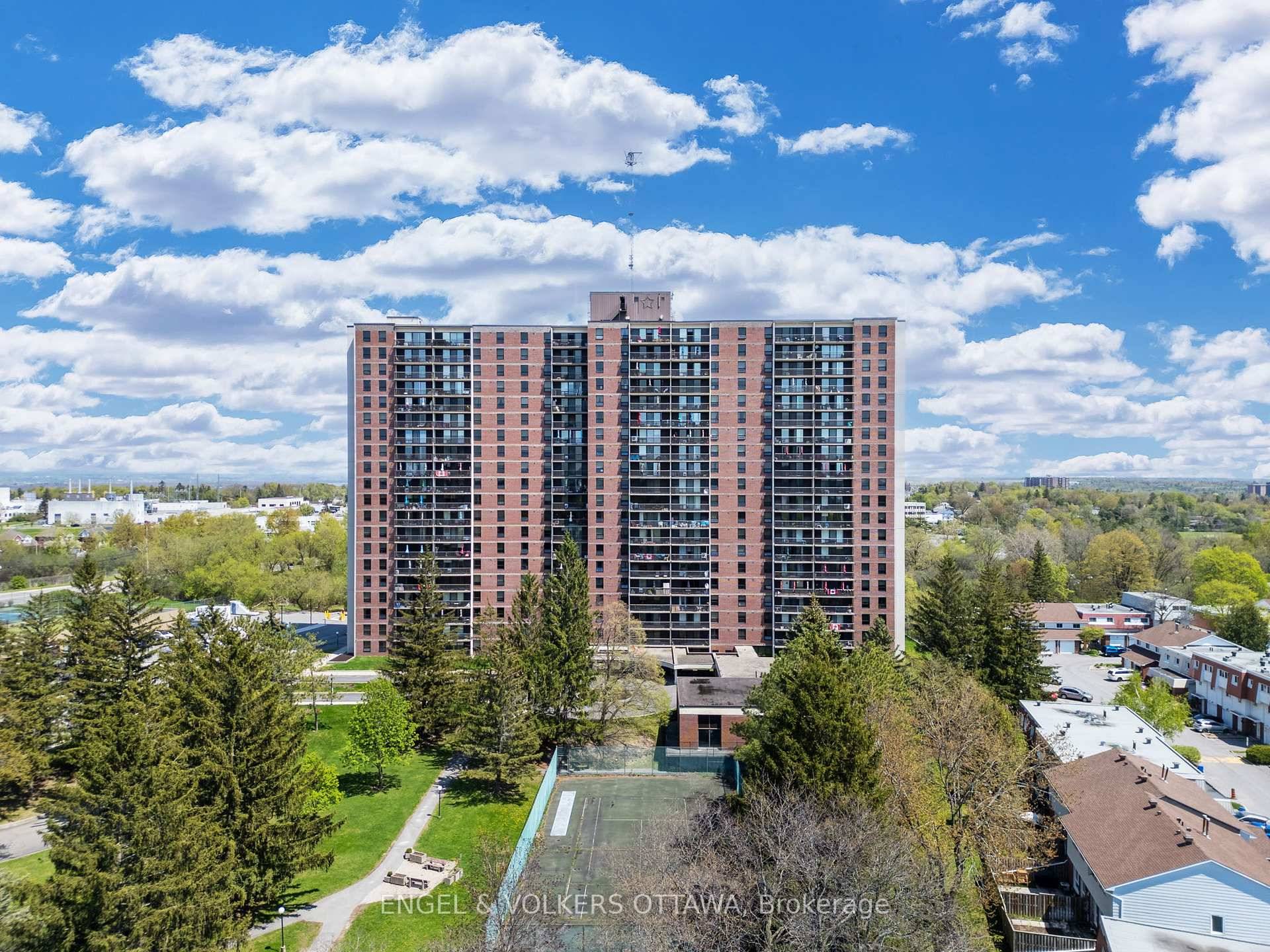 Elevated above the city skyline, this beautifully updated three bedroom, two bathroom suite at 665 Bathgate offers generous living space and sweeping west facing views.