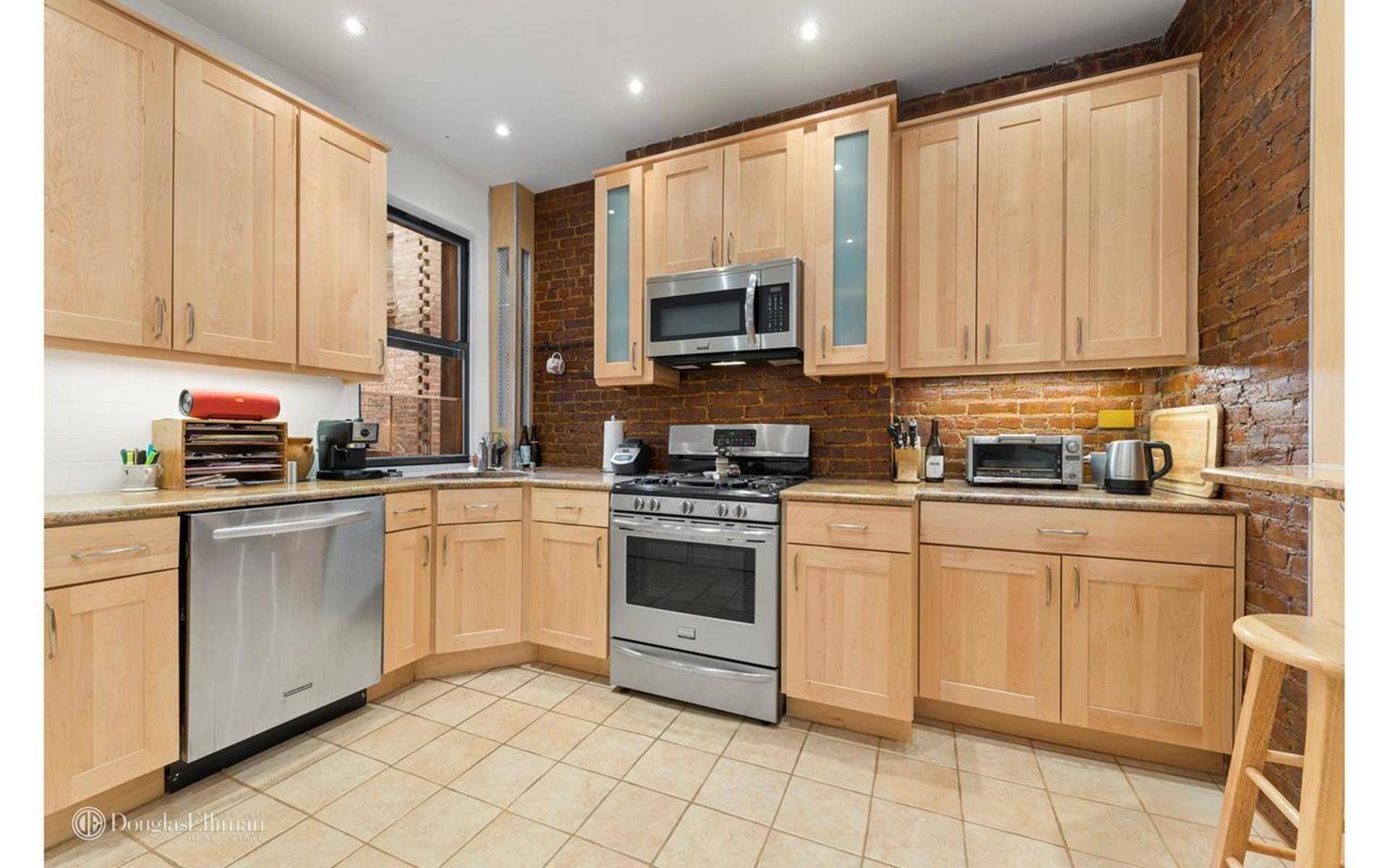Spacious amp ; Charming South Facing 1BR in Yorkville with Free Laundry amp ; Storage Welcome home to this bright and inviting south facing one bedroom apartment nestled in the ...
