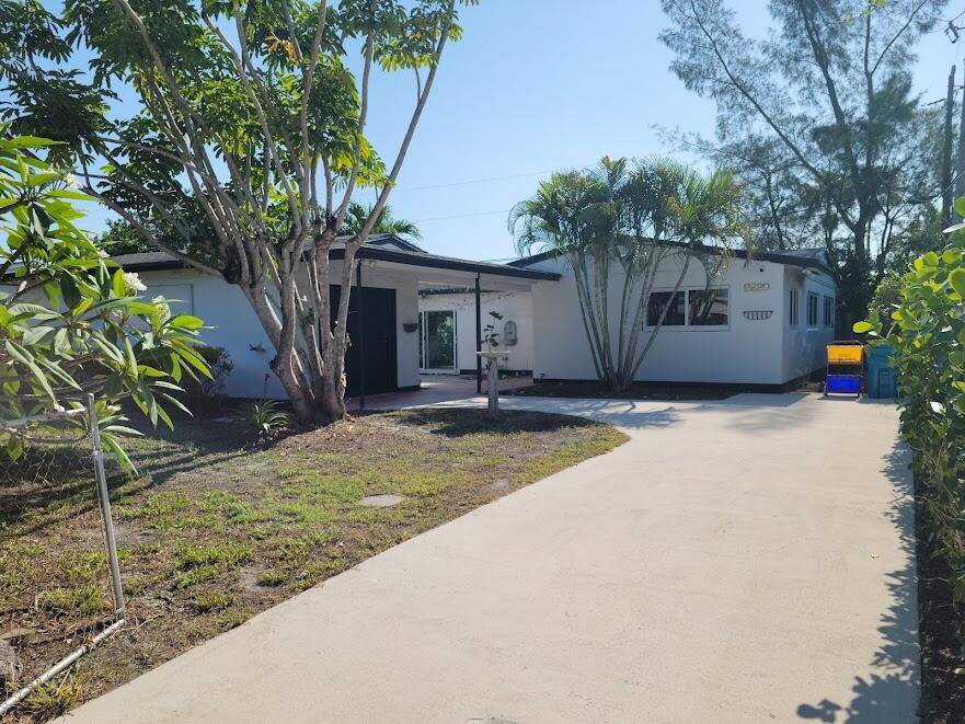 Located in Central East Boynton Beach, this beautiful 3 bedrooms 2 bathroom single family detached home features an updated kitchen and lighting.