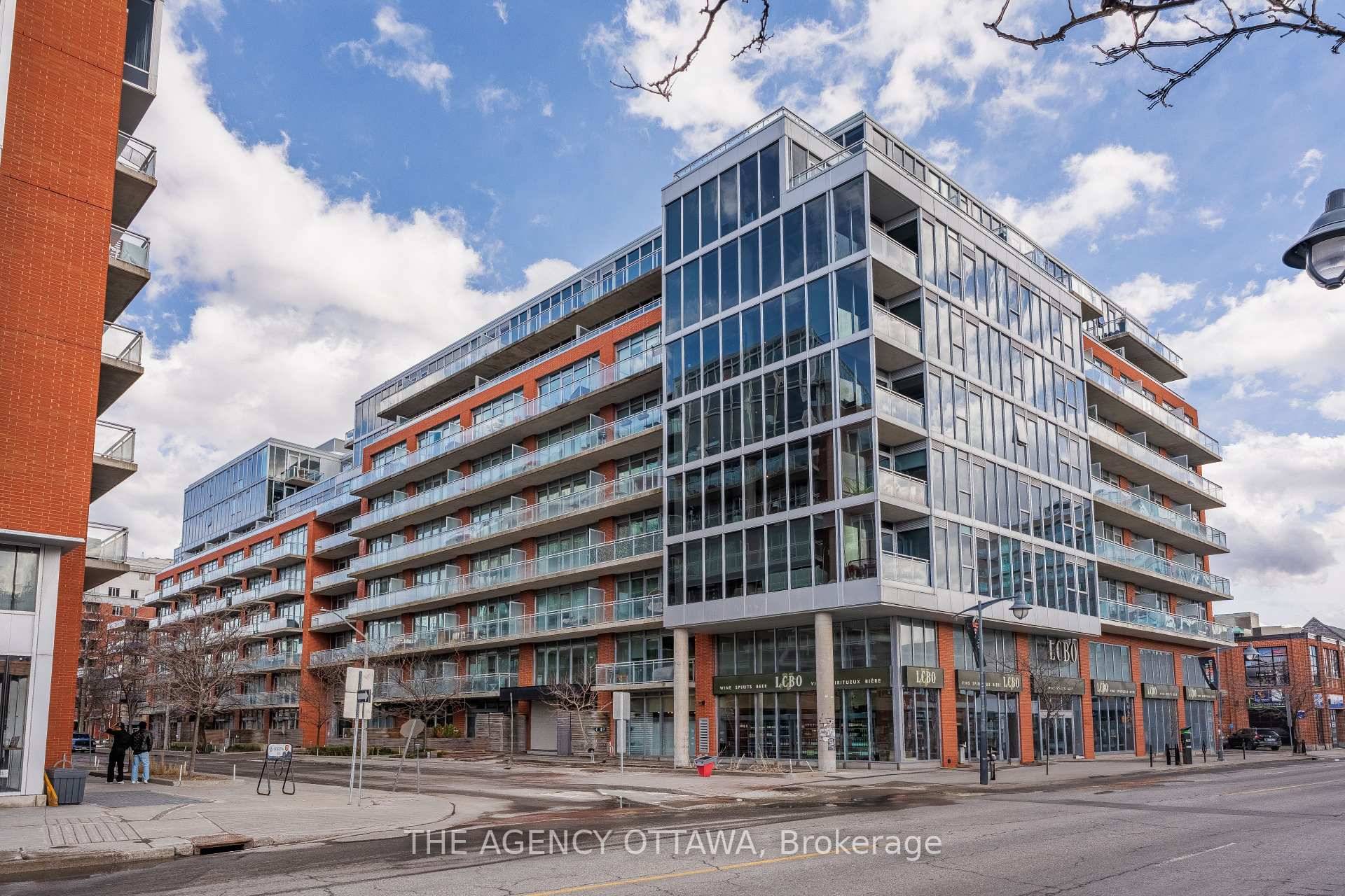 This south facing 1 bedroom den suite is perfectly situated in the heart of Centretown.