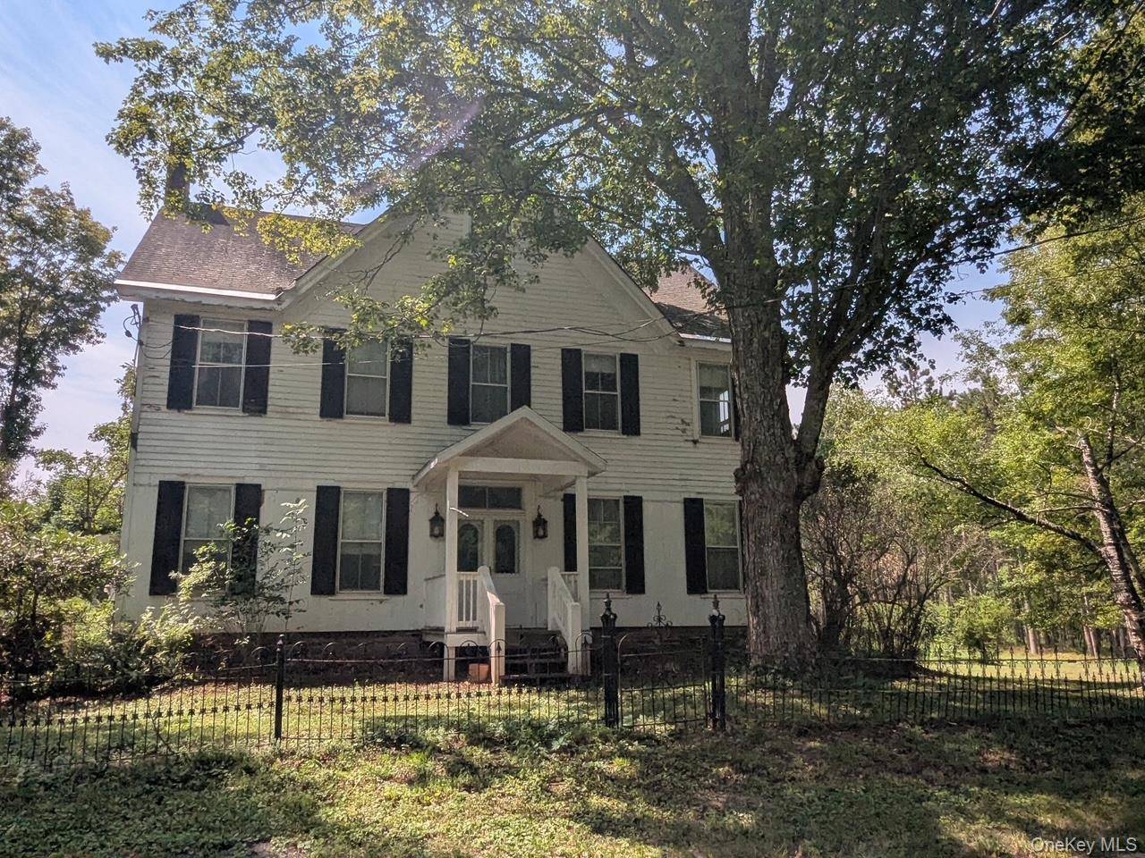 This Quintessential Country Estate Dream Home Does Really Exist.