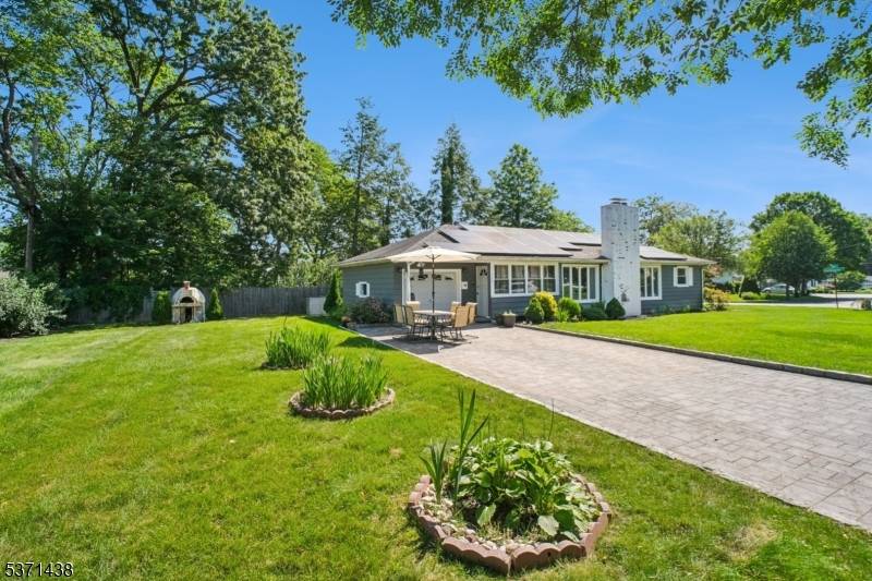 Welcome to 126 Fieldstone Drive a beautifully maintained and move in ready single family gem nestled in the heart of Springfield.