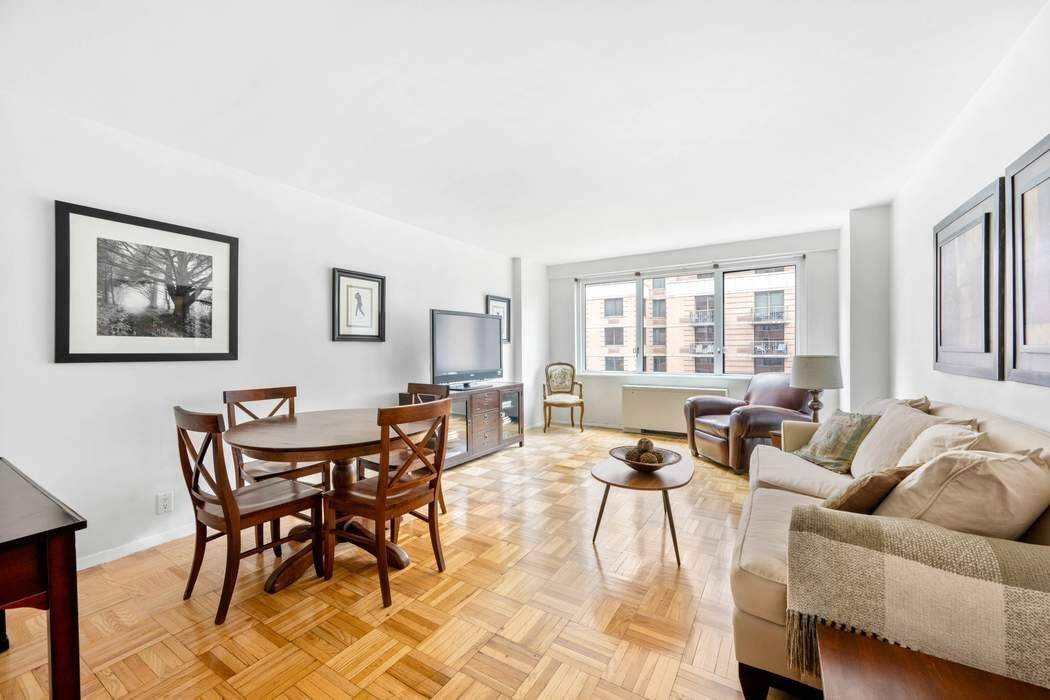 This bright, generously sized 1 bedroom 1 bath apartment just North of Gramercy offers a gracious living space perfect for relaxing, entertaining, or working from home.