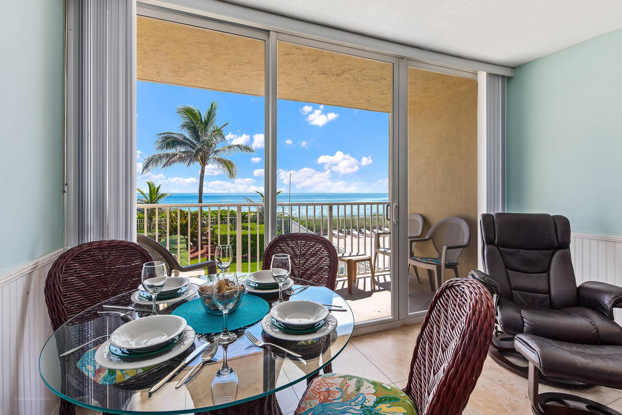 FIRST OCEANFRONT 2 BEDROOM 2 BATHROOM TO GO ON THE MARKET !