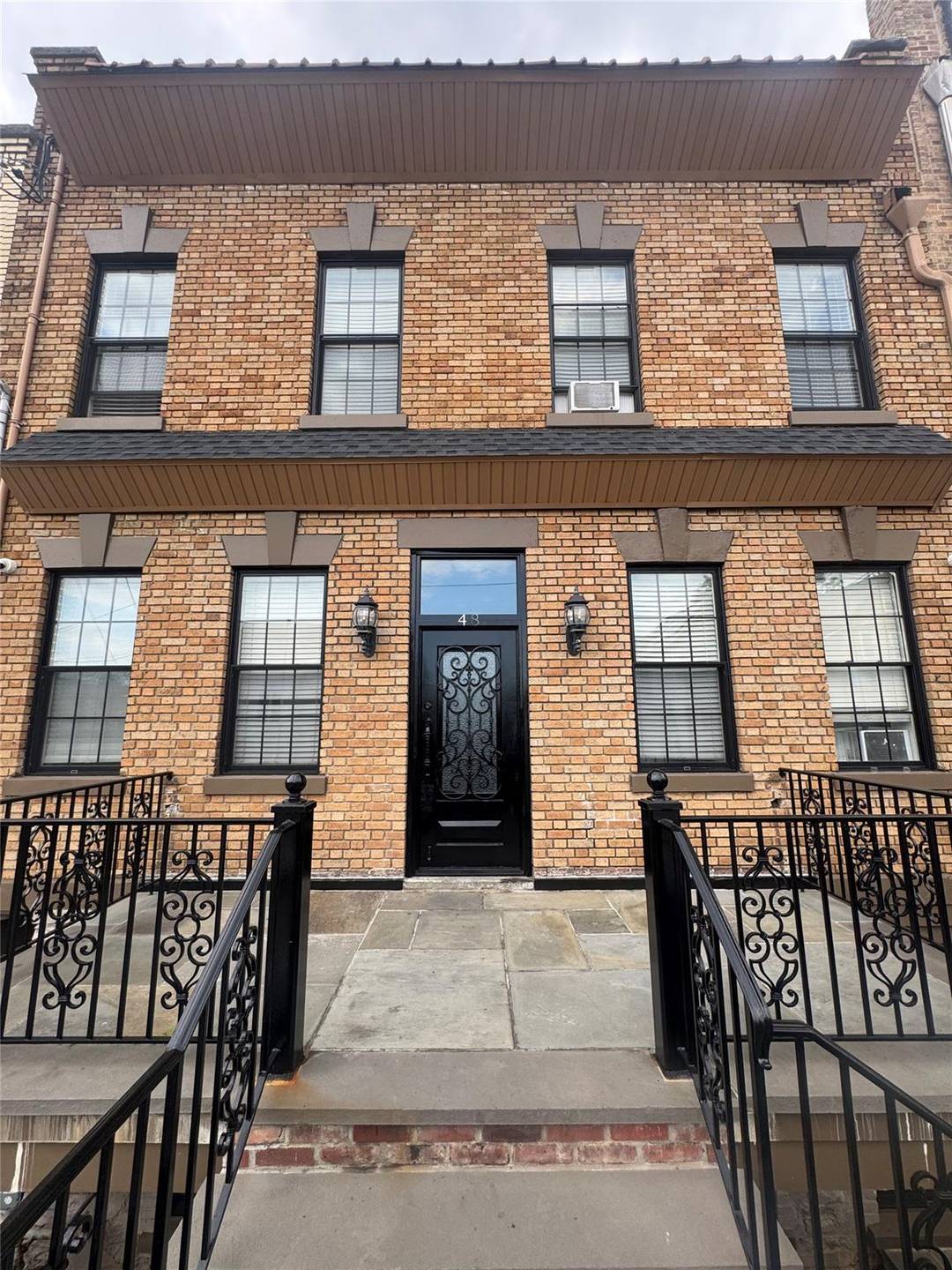 Five family property for sale in the heart of Mount Vernon, featuring all 2 bedroom, 1 bathroom units.