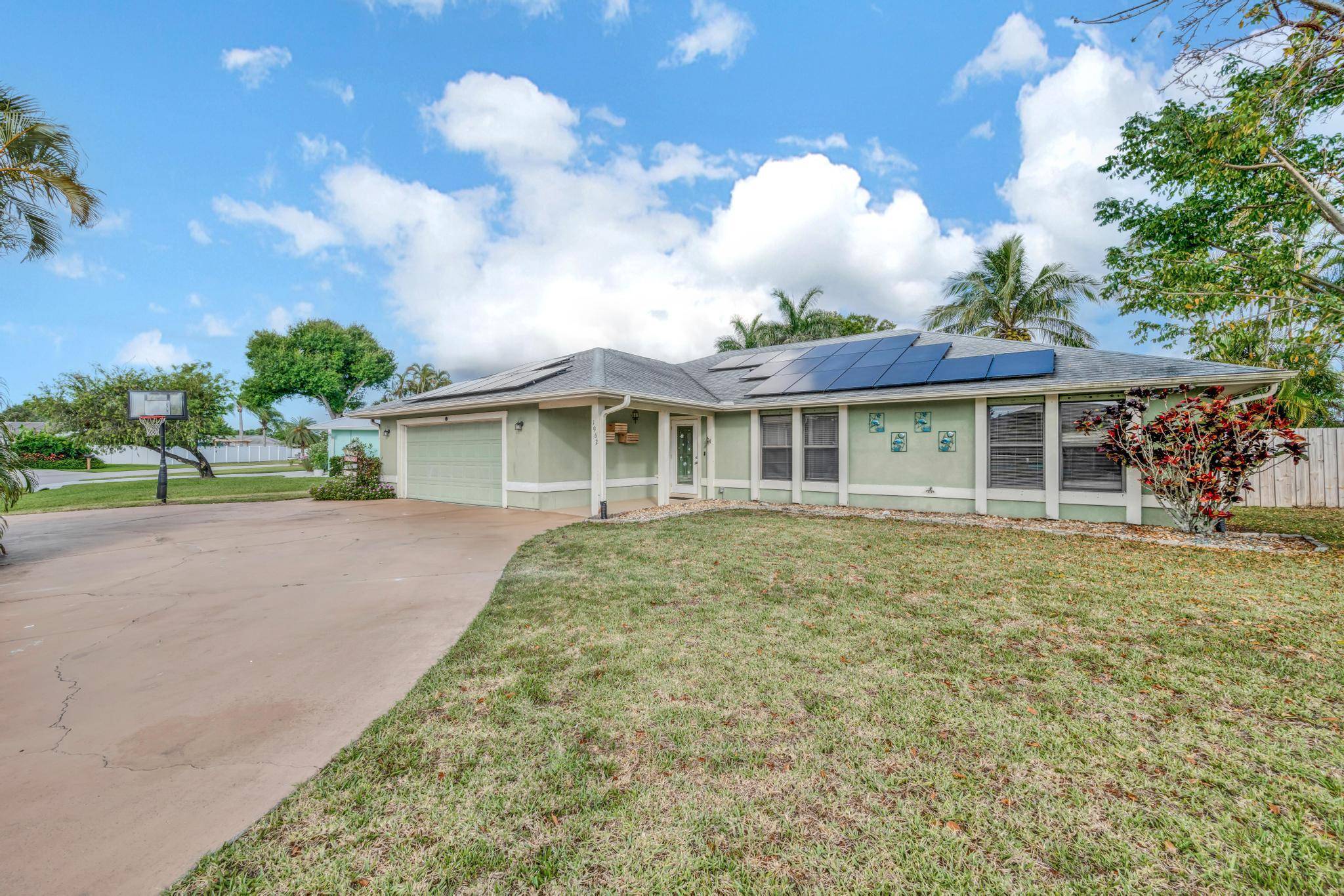 HUGE PRICE REDUCTION ! ! Come see this beautiful 5 3 2 home just minutes from Jensen Beach located in the heart of Jensen Park Estates.