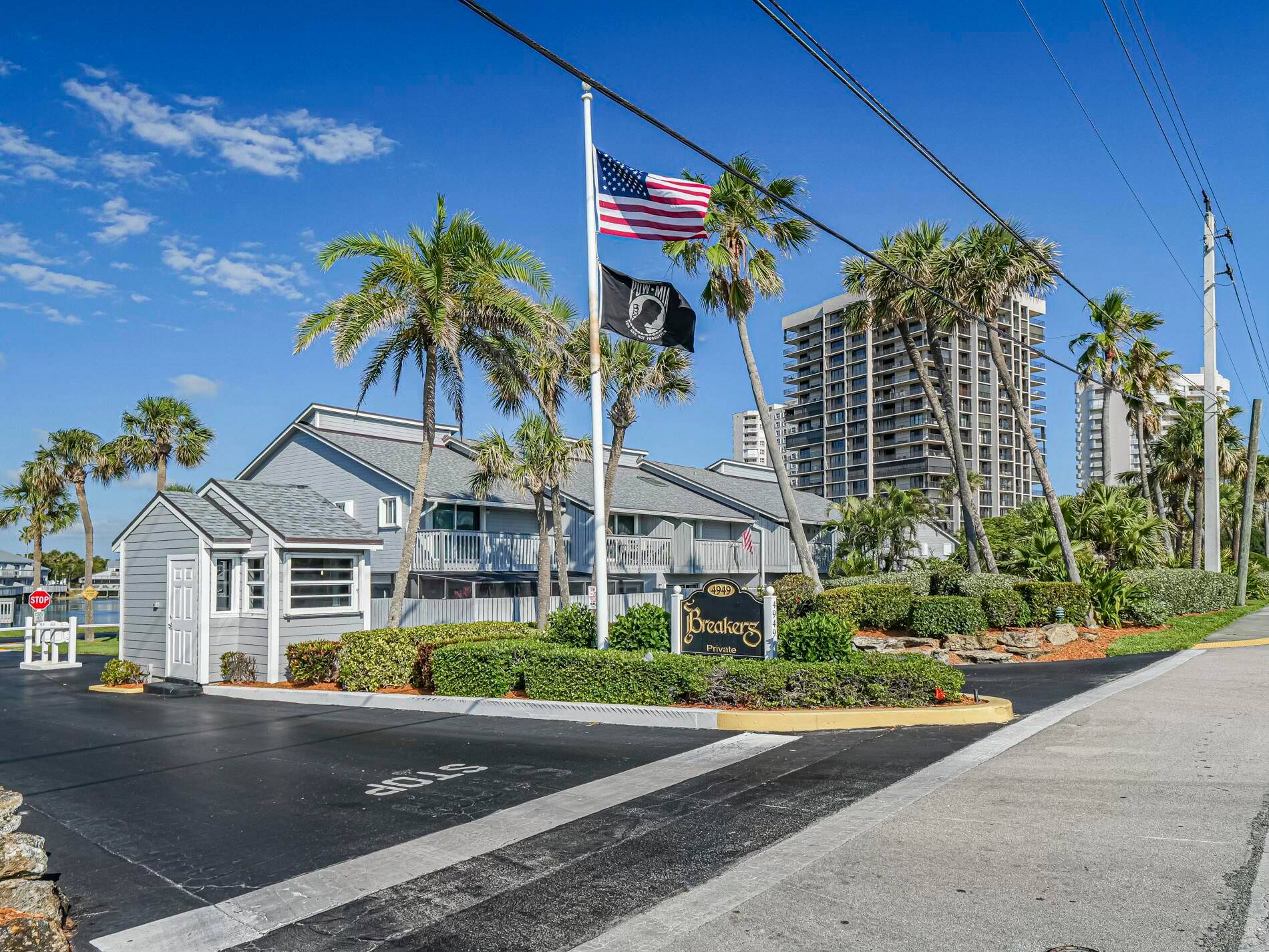 Welcome to this STUNNING townhome located in Breakers Landing on beautiful Hutchinson Island.