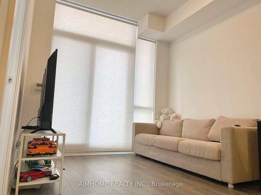 Condo Apartment With 1 Bedroom, East View.