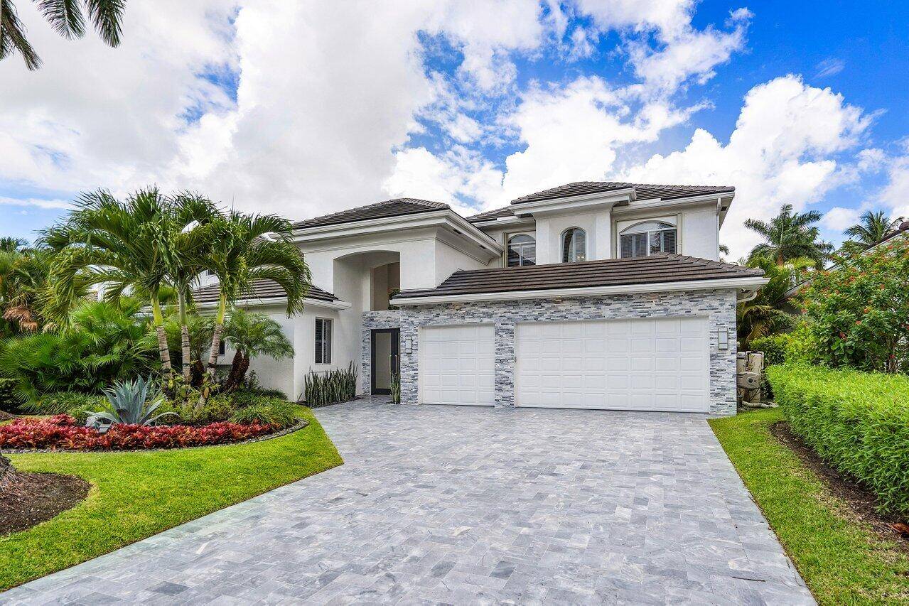 Stunning 4 bedrooms office courtyard home in Woodfield Impeccable and completely renovated courtyard home in Avalon Pointe of Woodfield Country Club.