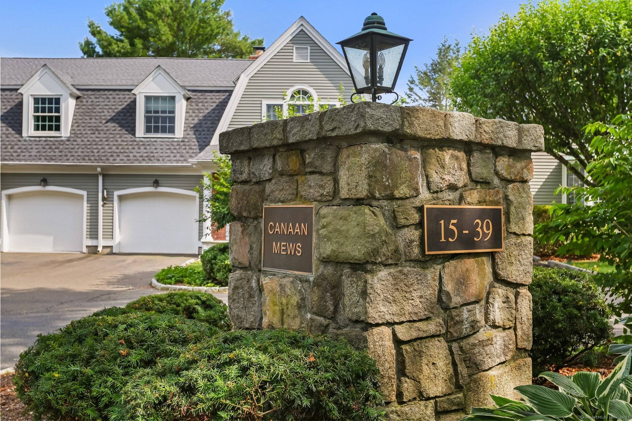 Sought After Canaan Mews End Unit Walk to Town Located in the desirable and impeccably maintained Canaan Mews community, a complex of 13 town homes.