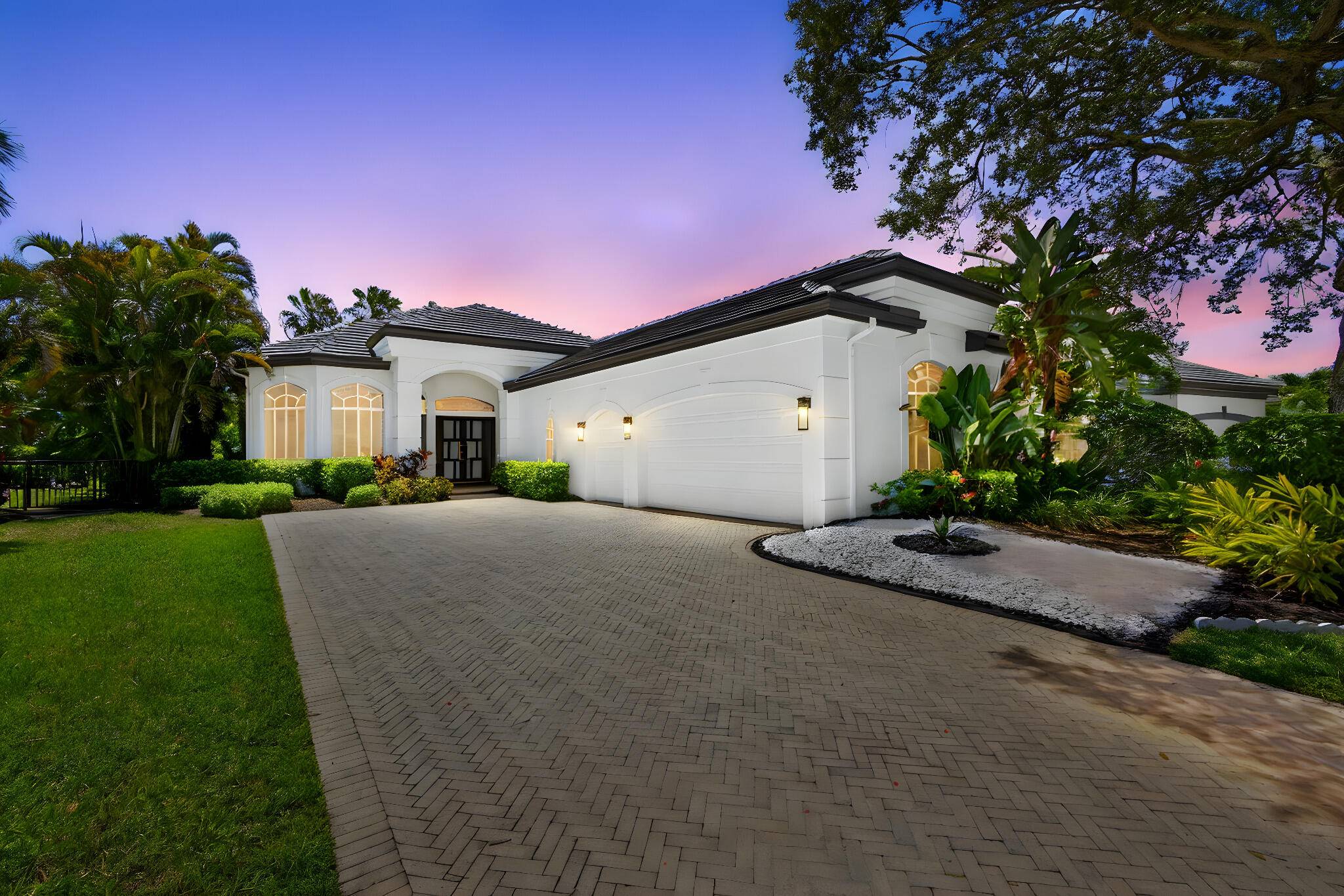 Set on a private cul de sac in the boutique Ironhorse community, this updated 4 bedroom, 4 bath ranch styled home offers panoramic views of the preserve, the renowned Arthur ...