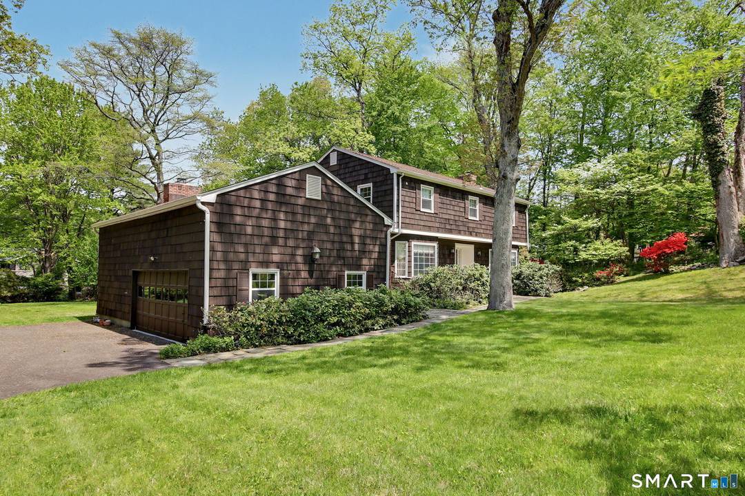 Nestled in a peaceful Cul de sac in Stamford's sought after Westover neighborhood, this classic 4 bedroom Center Hall Colonial offers a rare opportunity to create your dream home on ...