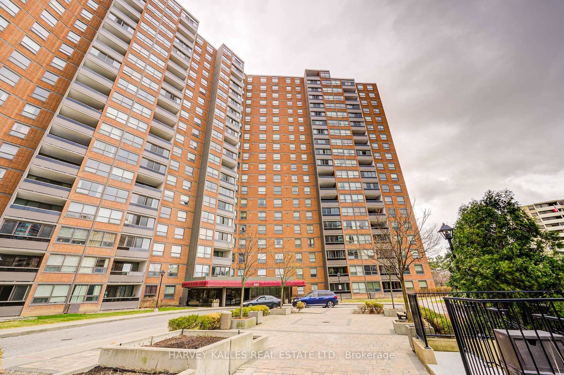 Go West, Young Buyers with this Turn Key, Move In Ready SPACIOUS 3BR Apartment w this Highly Desirable Condo at 625 The West Mall.