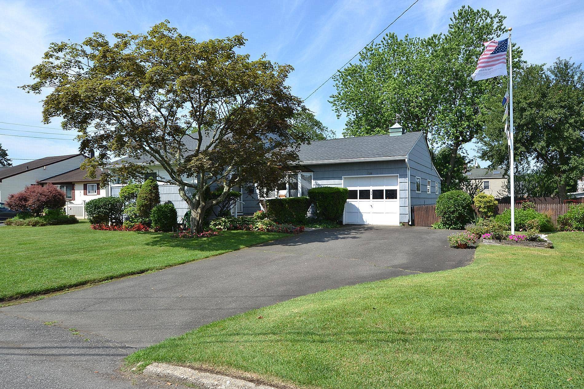 Beautiful Home on Quiet Cul de Sac Pride of Ownership Shows !