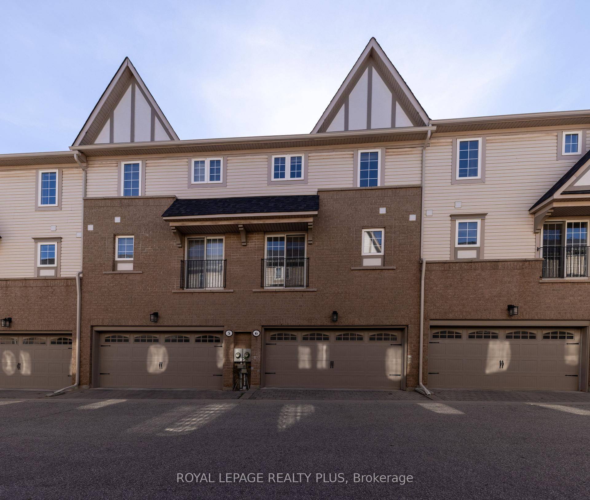 Oak Plank ! Fabulous 3 Bedroom Unit Now Available, Open Concept Layout With An Eat In Kitchen, DBL Garage amp ; More.