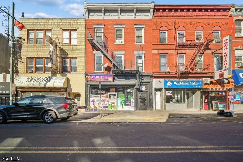 This 5 unit mixed use building features a long standing liquor store bar on the ground floor, providing stable commercial income with strong visibility along Market Street.