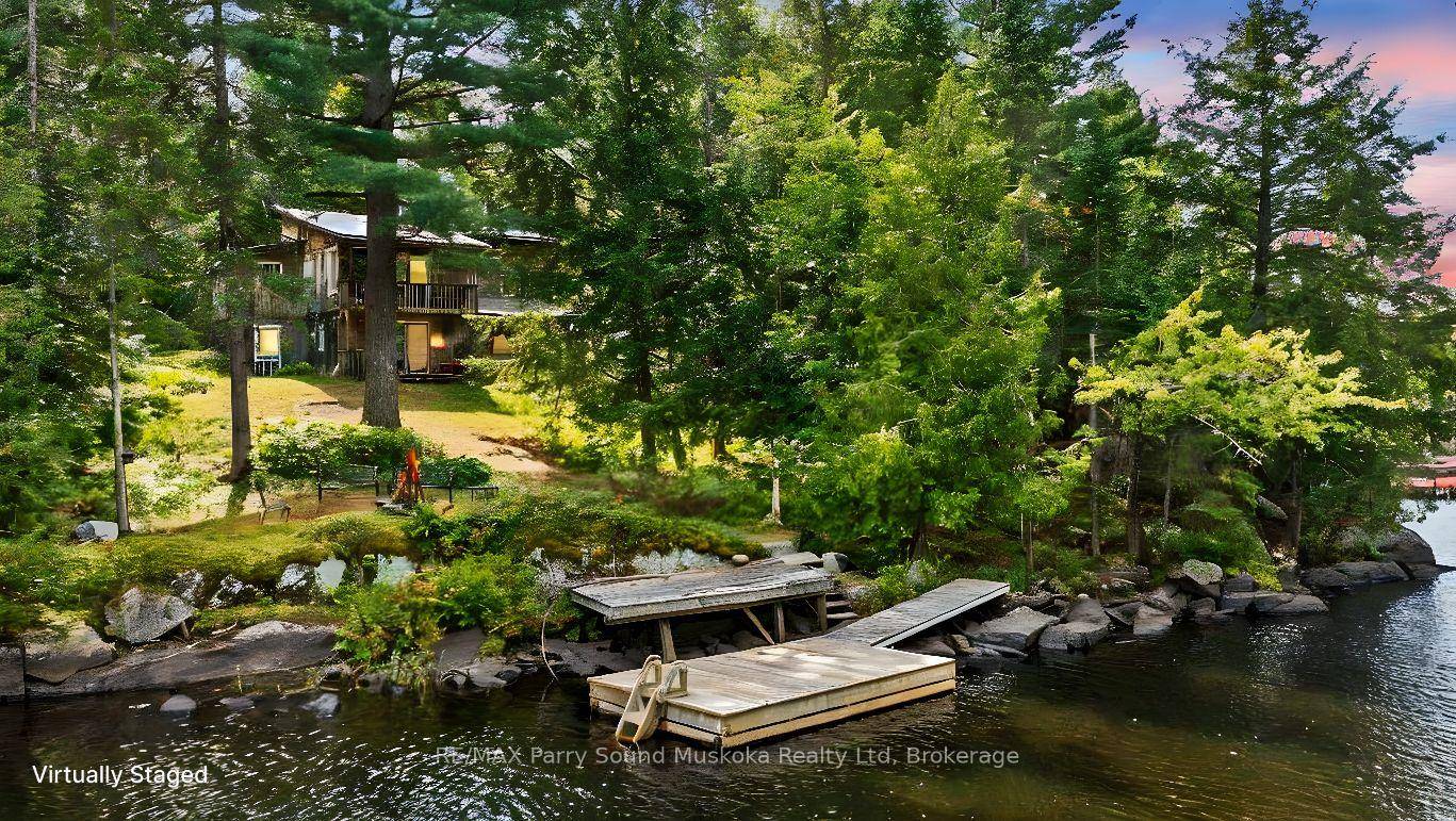 DESIRABLE WHITESTONE LAKE !