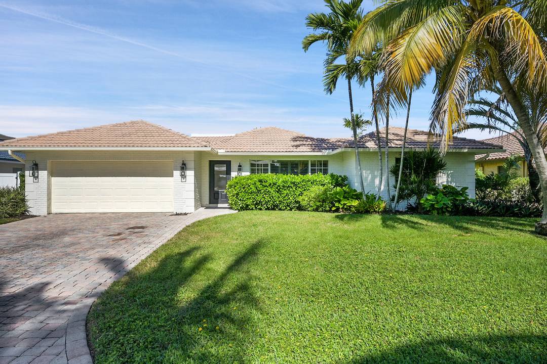 Walk to the Beach ! Great 3 bedroom 3 bath 2 car garage home in East Boca.