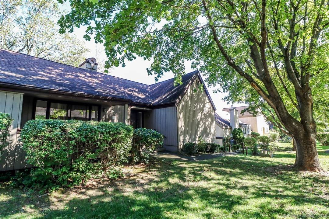 A perfect quiet and secluded location with expansive views of the 17th fairway !