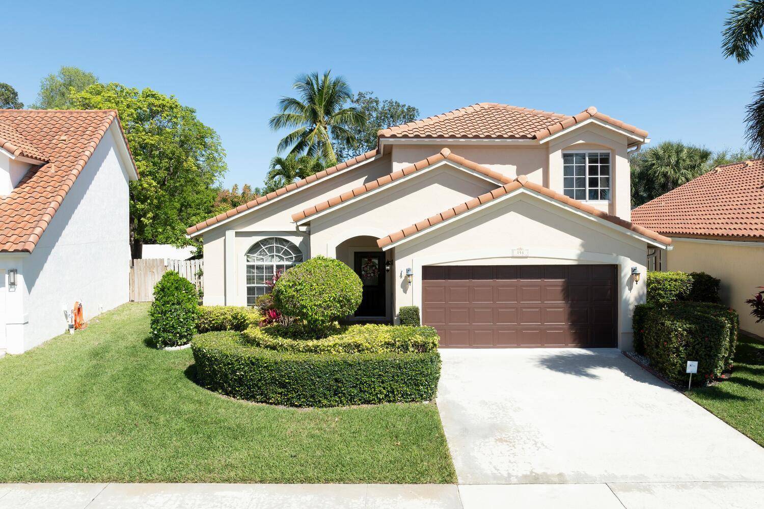 Motivated Seller ! Welcome to this bright and spacious 3 bedroom home with cathedral ceiling and a versatile loft in the gated Stonebriar community !