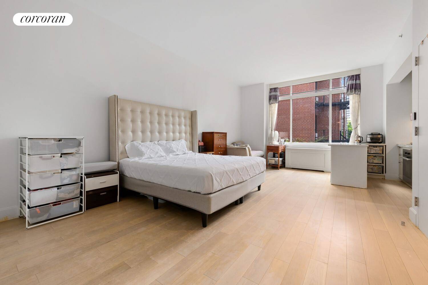 Welcome to 389 East 89th Street, Residence 4J, a beautiful loft like luxury studio condo designed by world renowned Paris Forino.