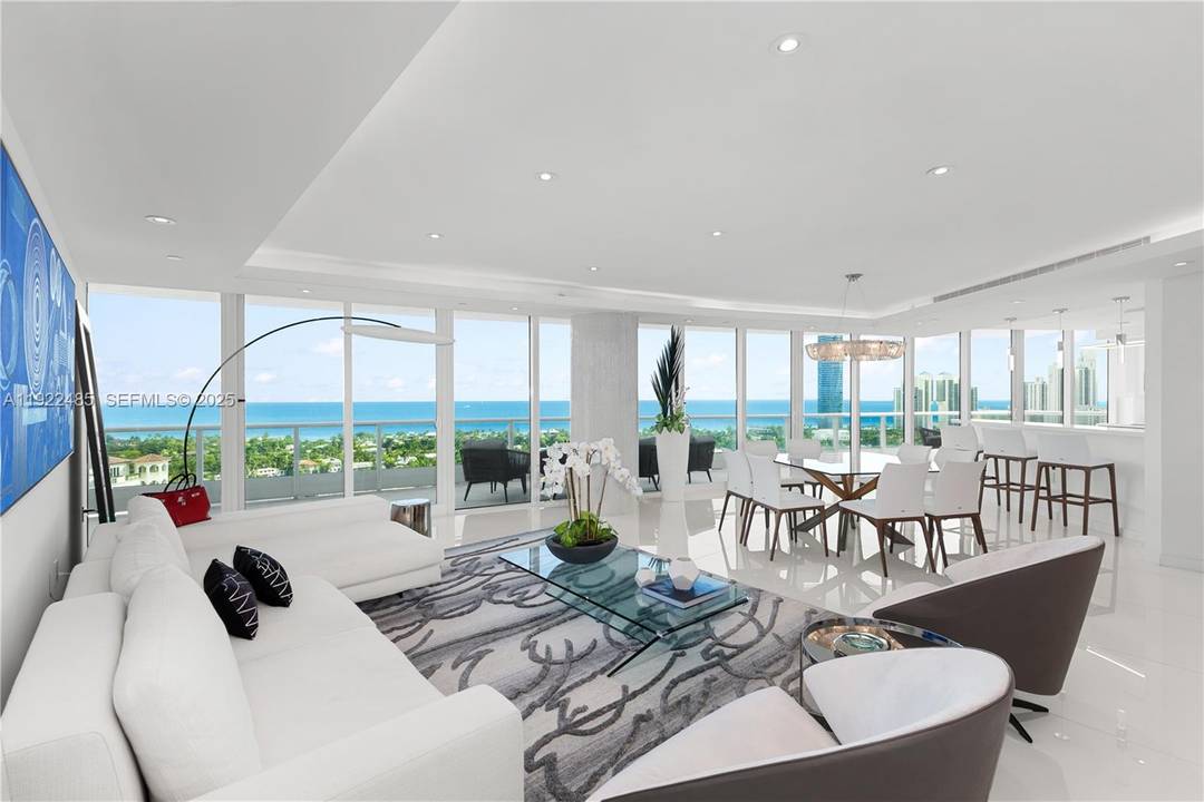Porto Vita South Tower Experience the quintessential Very Miami lifestyle in this flawlessly renovated, high floor residence at the prestigious Porto Vita South Tower.