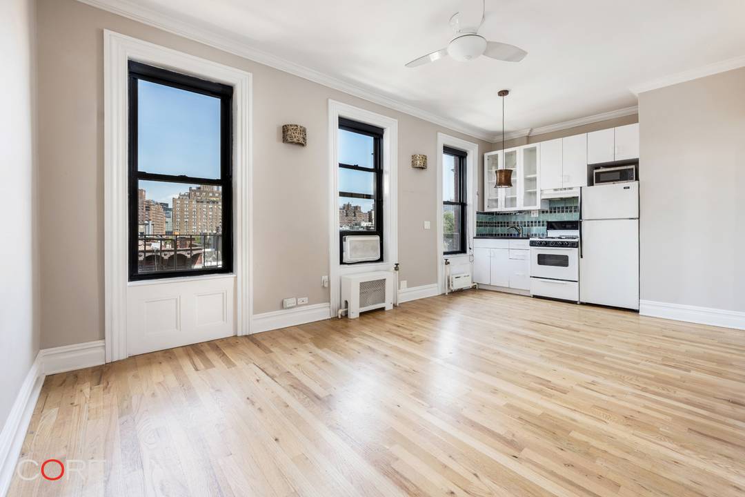 Relax in this sunny and cheerful studio in the historic and charming heart of the West Village.