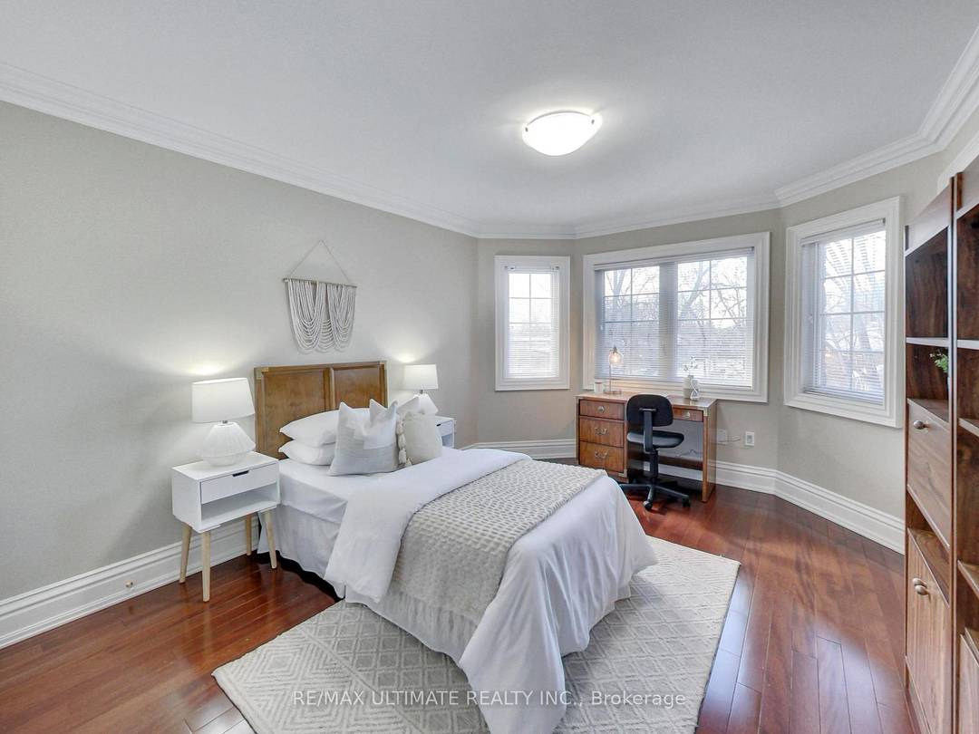 Bright Modern Private 1 Bedroom with a 4 Piece Ensuite Bathroom located on the 2nd Floor of an Executive Home.