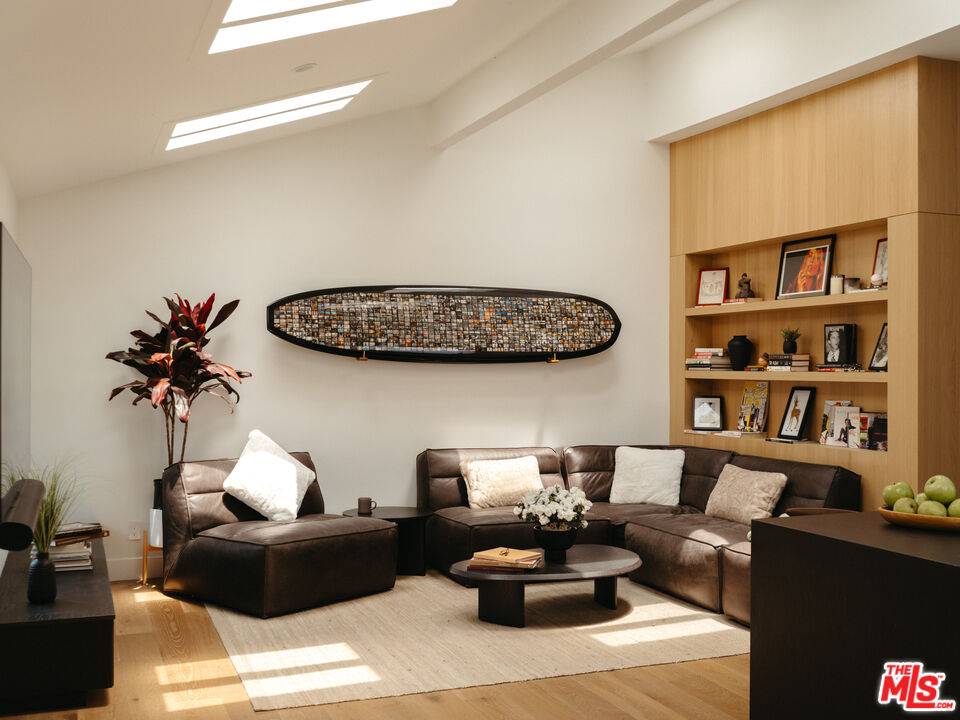 4351   Redwood Ave 2BR Marina Del Rey La