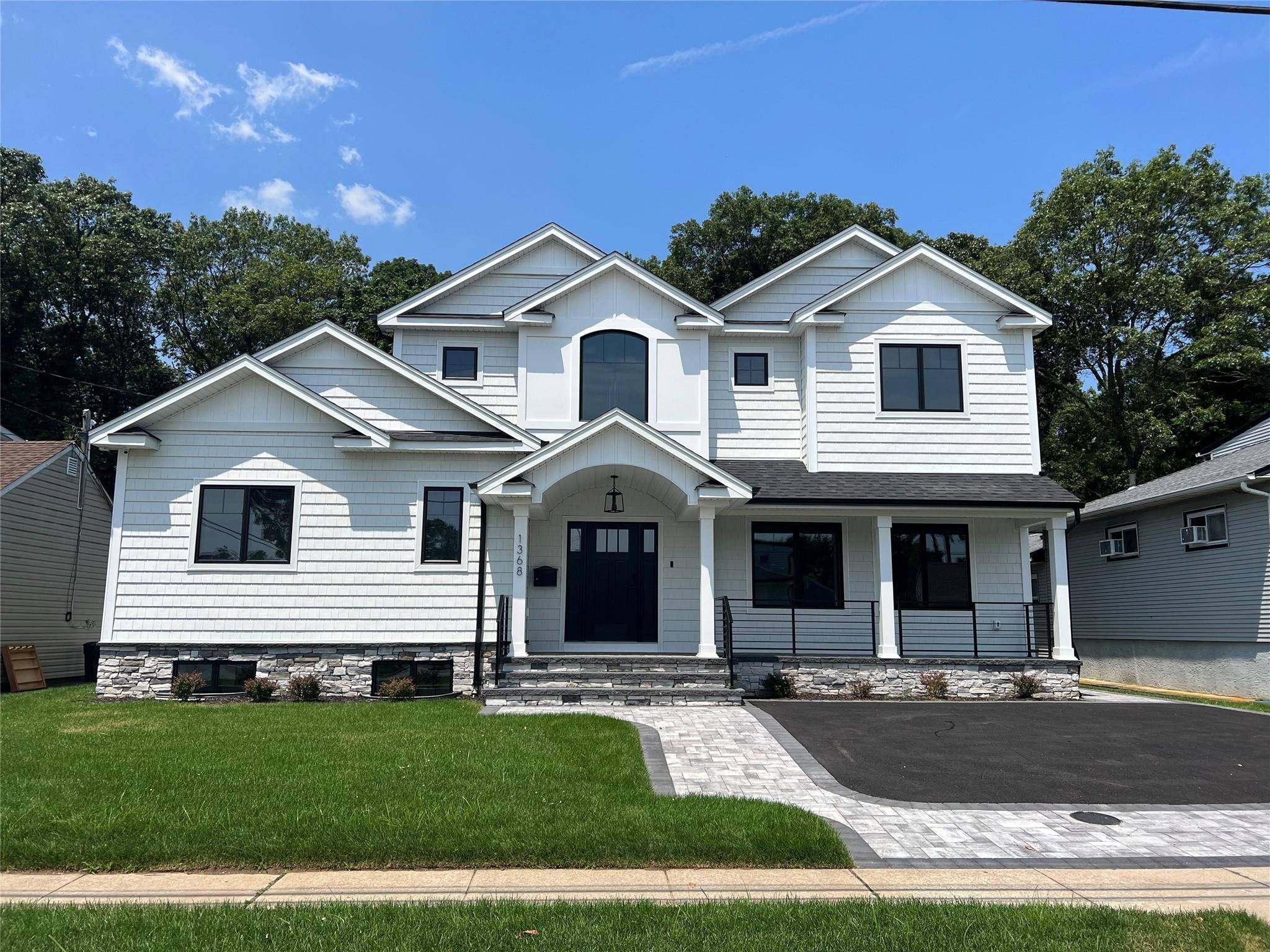 Now Available in Massapequa Park Newly built 2025 Hamptons style colonial in one of Long Island s most desirable locations and the Massapequa School District.