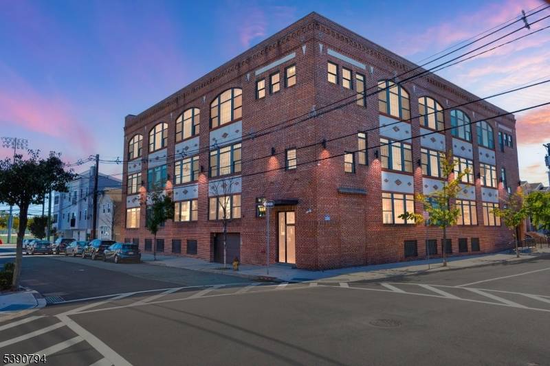 Elegante Condo in the Ironbound Prime Newark Location.