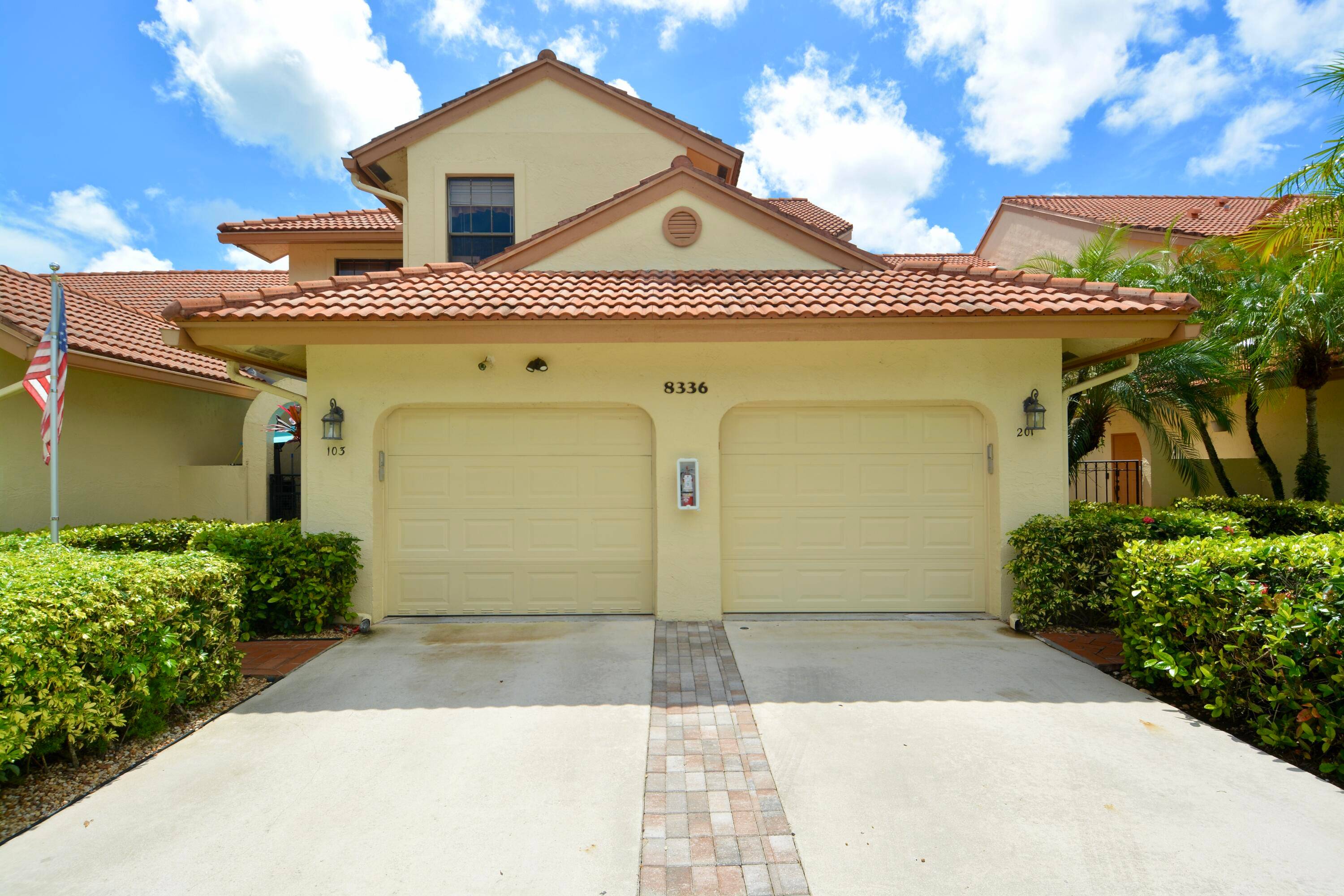Welcome to this charming 3 2, condo home in the desirable Harbours at Aberdeen !