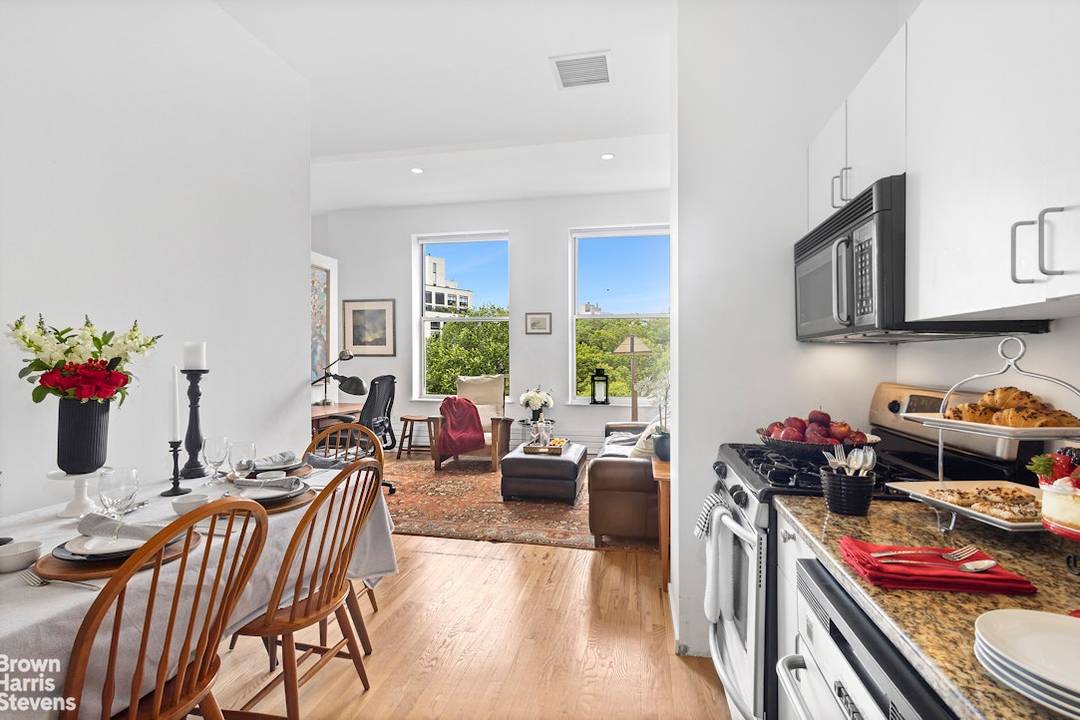 A Rare Park Facing Loft in the Iconic Forward Building Discover a unique opportunity to own a loft style one bedroom, one bathroom residence in the historic Forward Building a ...