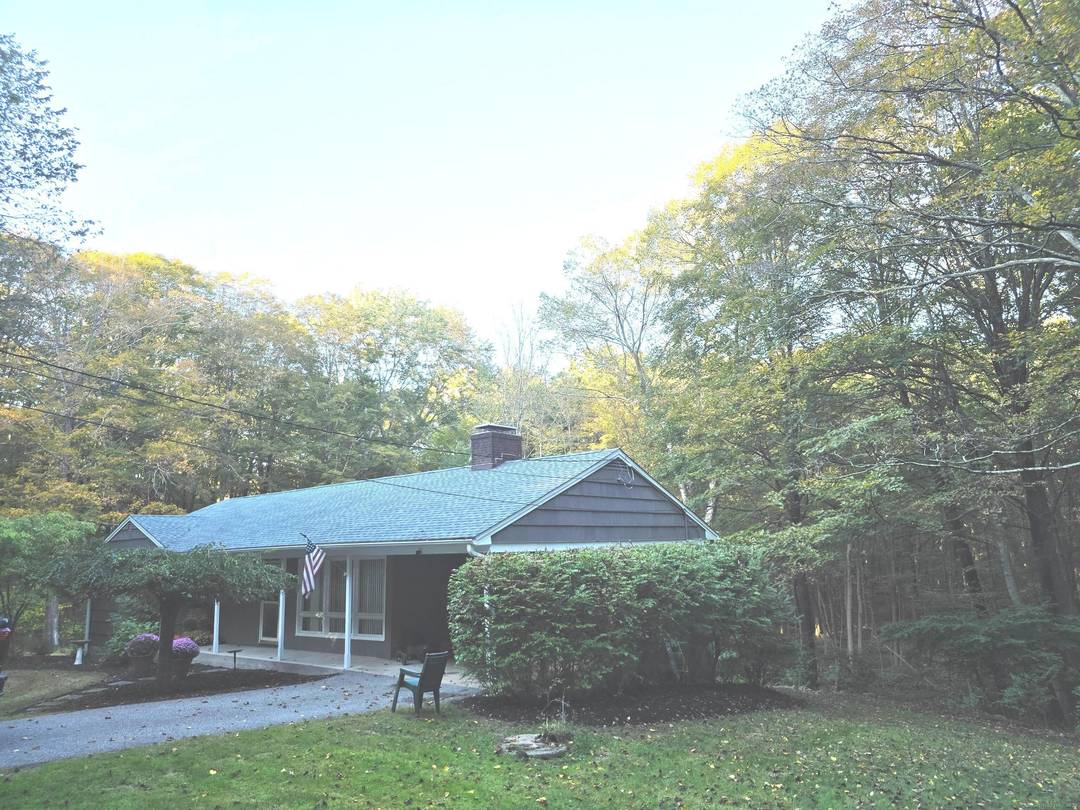 This mid century modern ranch, situated in a highly desirable area of Sandy Hook, boasts a renovated kitchen equipped with stainless steel appliances, an updated bathroom, two fireplaces and three ...