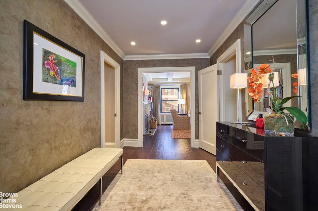 Endless Elegance, Pre War Classic 7 Room Apartment 4 major rooms offer direct views of the changing Park Avenue flowers, trees, and seasonal decorations.